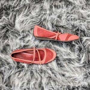 RUFF HEWN FINLEY Burgundy Cushioned Strappy Flats